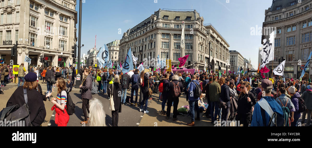 Londra, Regno Unito, 15 Aprile 2019:- estinzione della ribellione manifestanti blocco in Oxford Circus in centro a Londra per protestare contro la corrente environmenta Foto Stock