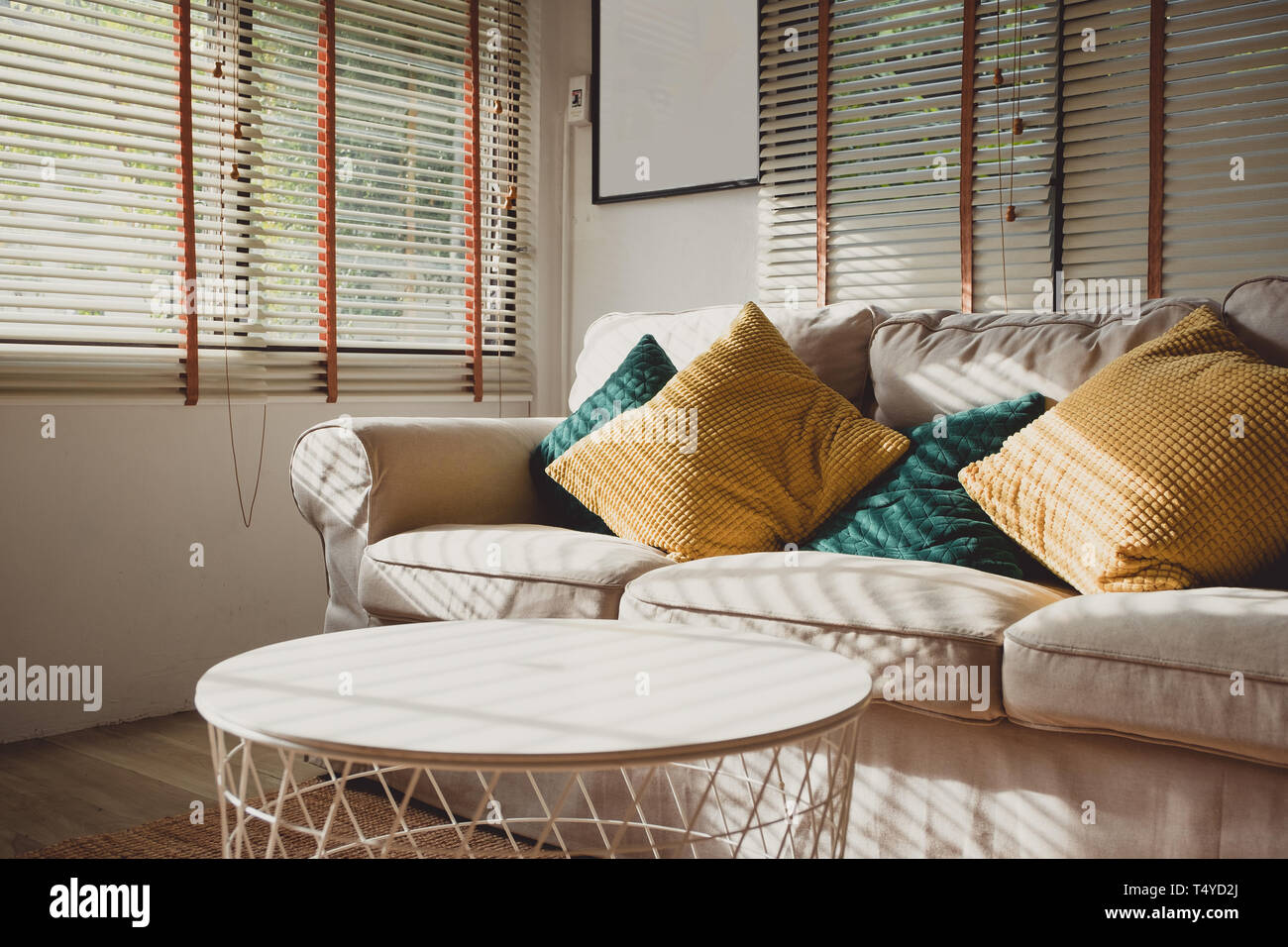 Close up cuscino sul divano di casa la mattina con la luce del sole.Mobili in casa con uno sfondo con tonalità di luce sull'oggetto. Foto Stock
