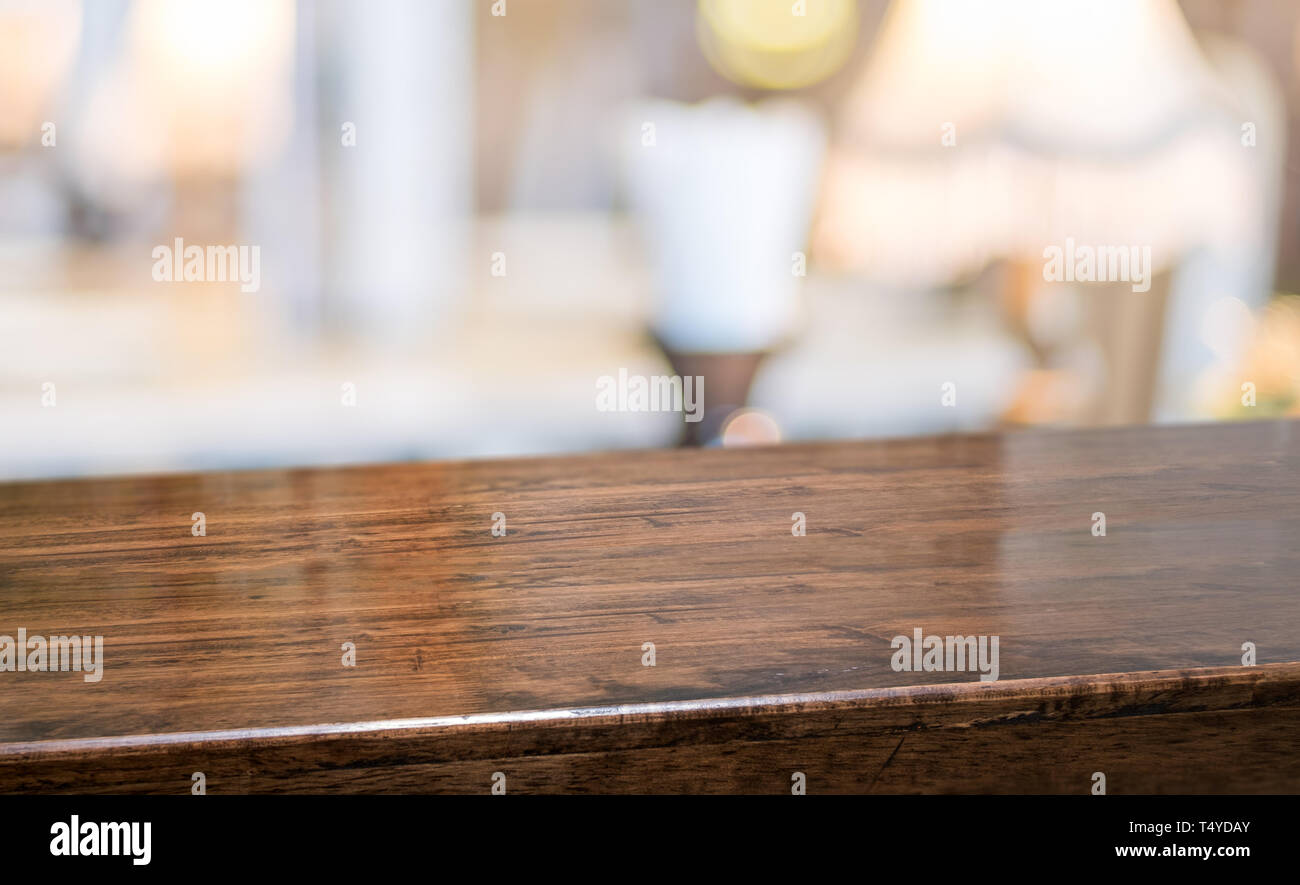 Tavola di legno al ristorante blur sullo sfondo.Empty prospettiva barra di legno duro con blur coffee shop con bokeh luce,Mock up per visualizzare o montaggio di produ Foto Stock
