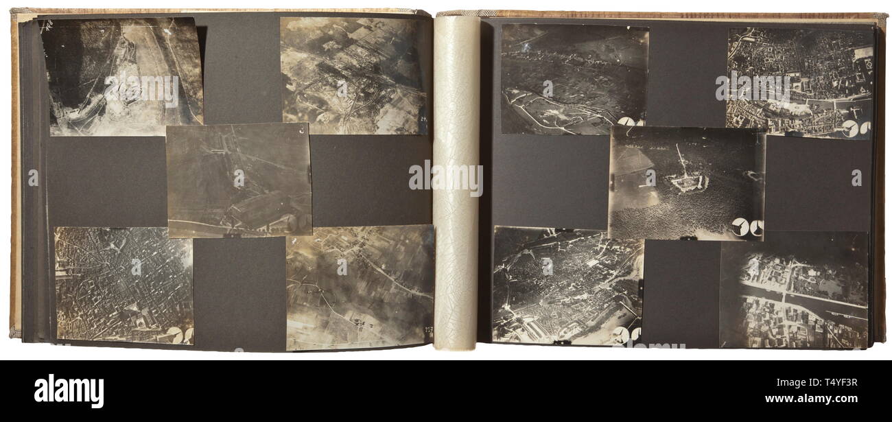 Un album di foto del bombardiere ala del Supremo Comando Esercito 2. Album di 'Kagohl 2' resp. Squadriglia di bombardieri 8 con ca. 242 immagini di qualità superiore delle truppe volanti. Biplani di molti tipi, immagini aeree di posizioni e di villaggi sul fronte occidentale, foto di gruppo con decorazioni, bombardieri con la morte la testa di ornamentazione, emblemi e altri contrassegni, alcuni con le designazioni. Una buona tecnica di volo e foto. storica, storica, truppa, truppe delle forze armate, militare, militaria, esercito, ala, del gruppo Air Force, forze aeree, xx secolo, Additional-Rights-Clearance-Info-Not-Available Foto Stock