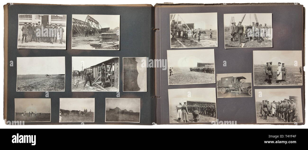 Un album di foto di volare e truppe airpark a Lille. Circa 155 di prima classe immagini di forze di aviazione, tra i quali sono aeromobili bavarese a Lechfeld. Biplani di numerosi tipi, vedute aeree di posizioni e luoghi sul fronte occidentale (Lille), foto di gruppo con decorazioni, aeromobili con segni di riconoscimento e di altri contrassegni, alcuni con descrizioni. Buona tecnica e foto di aerei storici, storico truppa, truppe delle forze armate, militare, militaria, esercito, ala, del gruppo Air Force, forze aeree, xx secolo, Additional-Rights-Clearance-Info-Not-Available Foto Stock