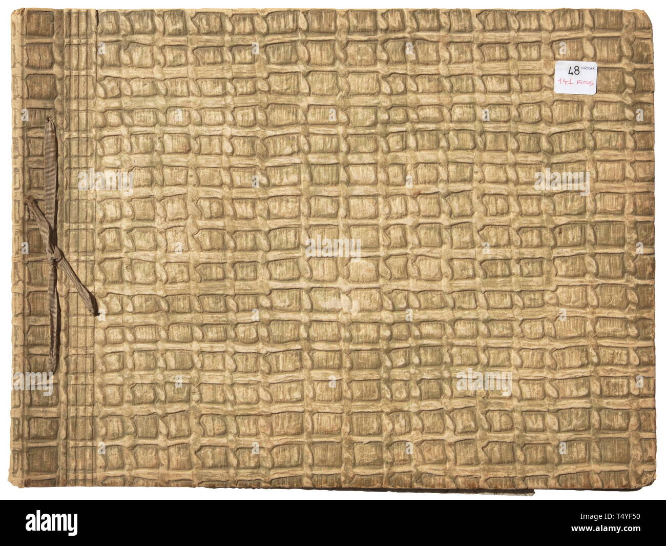 Un album di foto di battenti distacco 265 e 212. Ca. 141 di prima classe immagini di truppe dell'aviazione. Biplani di molti tipi, vedute aeree di posizioni e luoghi sul fronte occidentale tra cui Parigi, foto di gruppo con decorazioni di aeromobili con speciale vernice, segni di riconoscimento e di altri contrassegni, alcuni con descrizioni. Anche una grande foto in formato della posizione vicino a Bourland. Buona tecnica e foto di aerei storici, storico truppa, truppe delle forze armate, militare, militaria, esercito, ala, del gruppo Air Force, forze aeree, xx secolo, Additional-Rights-Clearance-Info-Not-Available Foto Stock