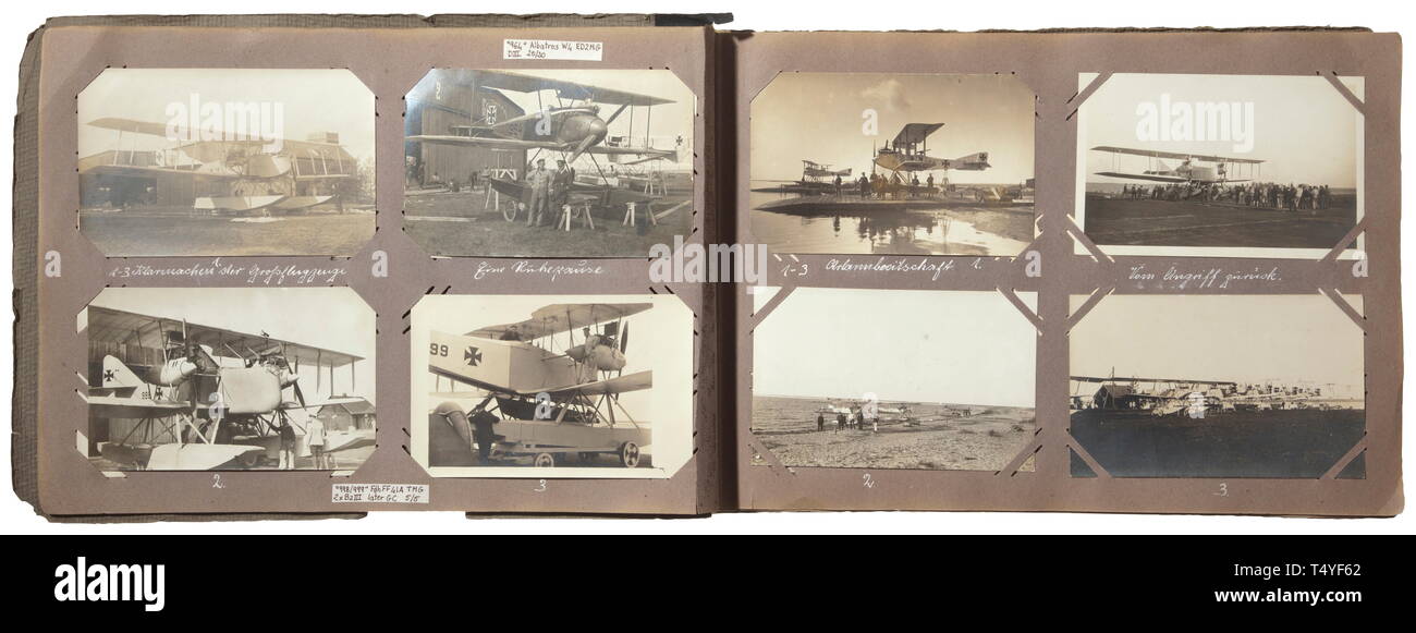 Un album di foto di aviazione navale in Kiel-Holtenau e Kurland. Inscritto album con ca. 215 immagini eccellenti di tedesco aviazione navale forze. Biplani di numerosi tipi, vedute aeree di stabilimenti militari e luoghi sul Mar Baltico resp. nei paesi baltici (Riga e Libau), foto di gruppo con decorazioni di aeromobili con speciale vernice, riconoscimento marchi e altri segni, immagini del velivolo nave madre 'S. S. Elena', una visita del Principe Enrico di Prussia a idrovolante stazione 'Angernsee', ritratti. Buona tecnica e foto di aeromobili, Additional-Rights-Clearance-Info-Not-Available Foto Stock