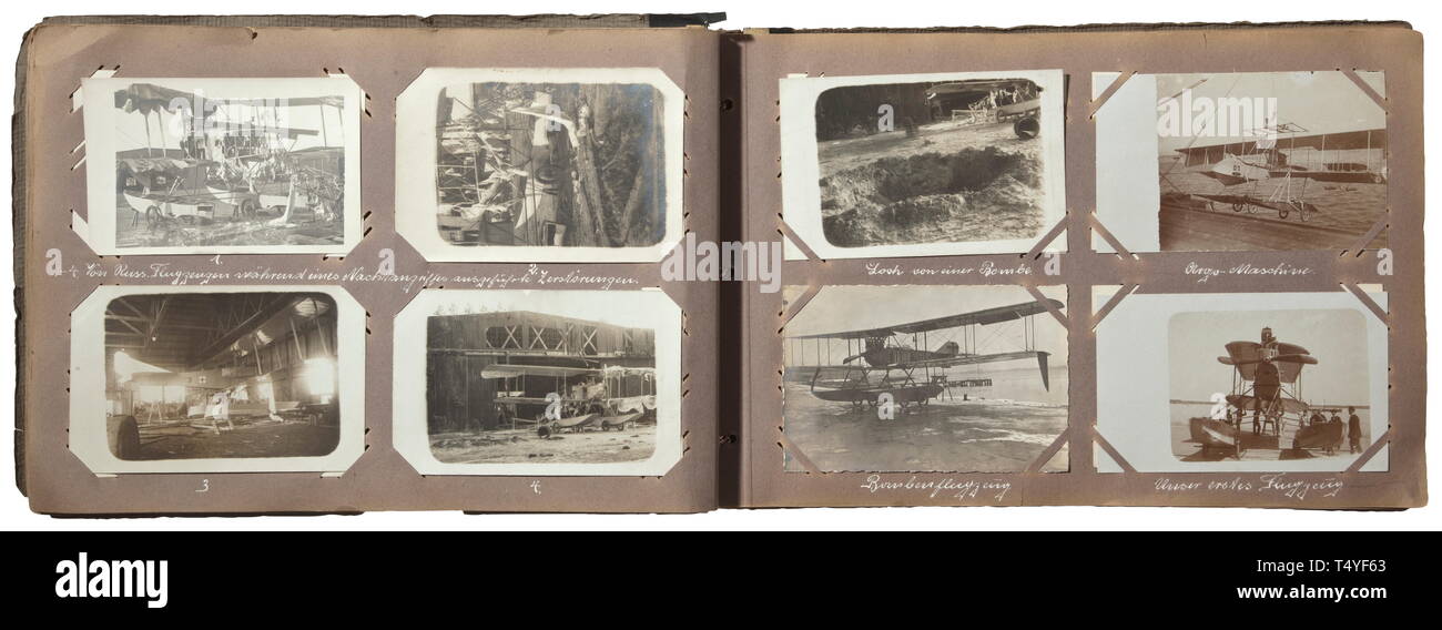 Un album di foto di aviazione navale in Kiel-Holtenau e Kurland. Inscritto album con ca. 215 immagini eccellenti di tedesco aviazione navale forze. Biplani di numerosi tipi, vedute aeree di stabilimenti militari e luoghi sul Mar Baltico resp. nei paesi baltici (Riga e Libau), foto di gruppo con decorazioni di aeromobili con speciale vernice, riconoscimento marchi e altri segni, immagini del velivolo nave madre 'S. S. Elena', una visita del Principe Enrico di Prussia a idrovolante stazione 'Angernsee', ritratti. Buona tecnica e foto di aeromobili, Additional-Rights-Clearance-Info-Not-Available Foto Stock