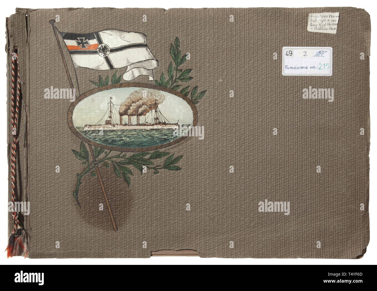 Un album di foto di aviazione navale in Kiel-Holtenau e Kurland. Inscritto album con ca. 215 immagini eccellenti di tedesco aviazione navale forze. Biplani di numerosi tipi, vedute aeree di stabilimenti militari e luoghi sul Mar Baltico resp. nei paesi baltici (Riga e Libau), foto di gruppo con decorazioni di aeromobili con speciale vernice, riconoscimento marchi e altri segni, immagini del velivolo nave madre 'S. S. Elena', una visita del Principe Enrico di Prussia a idrovolante stazione 'Angernsee', ritratti. Buona tecnica e foto di aeromobili, Additional-Rights-Clearance-Info-Not-Available Foto Stock