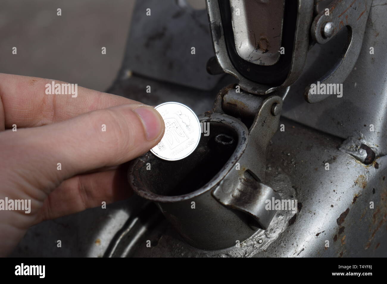 Pagamento per il gas, combustibile benzina, diesel concetto. La caduta di mano denaro, moneta nel possibile di carburante, benzina concept Foto Stock