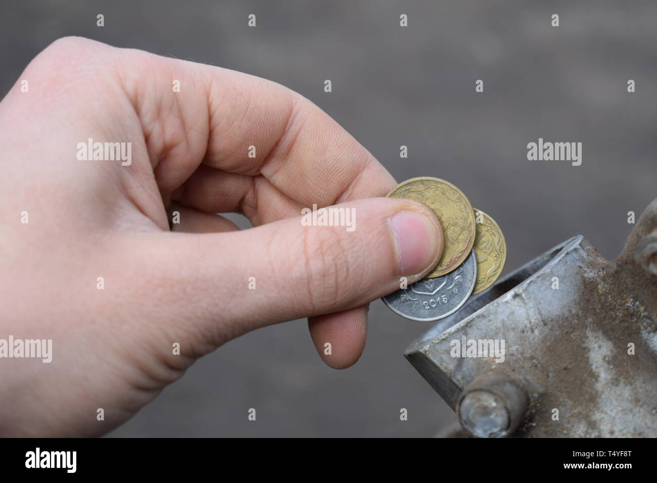 Pagamento per il gas, combustibile benzina, diesel concetto. La caduta di mano denaro, moneta nel possibile di carburante, benzina concept Foto Stock