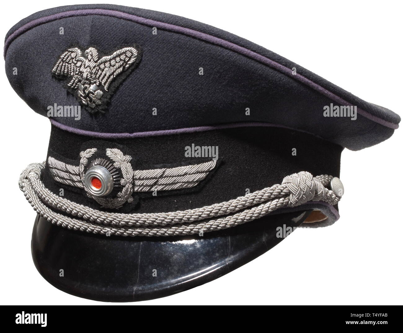 Una visiera berretto per i leader. Fatta della Luftwaffe gabardine blu, cappuccio nero band, tubazioni di viola, argento-ricamati RLB emblema nazionale, l'argento-ala ricamato con un metallo coccarda. Marrone camicia interna con la celluloide trapezio, argento impresso RLB star, 'Gradgruppe 5-10' e una slitta in nome tag 'Rudolf Abel'. Un raro pezzo in magazzino in soltanto leggermente usurata. condizione storica, storica, Reichsluftschutzbund, stato di protezione ad aria Corps, organizzazione, organizzazione, organizzazioni, organizzazioni, NS, il socialismo nazionale, il nazismo, il terzo Reich, Reich tedesco, Germania, utilities, accesso, Editorial-Use-solo Foto Stock