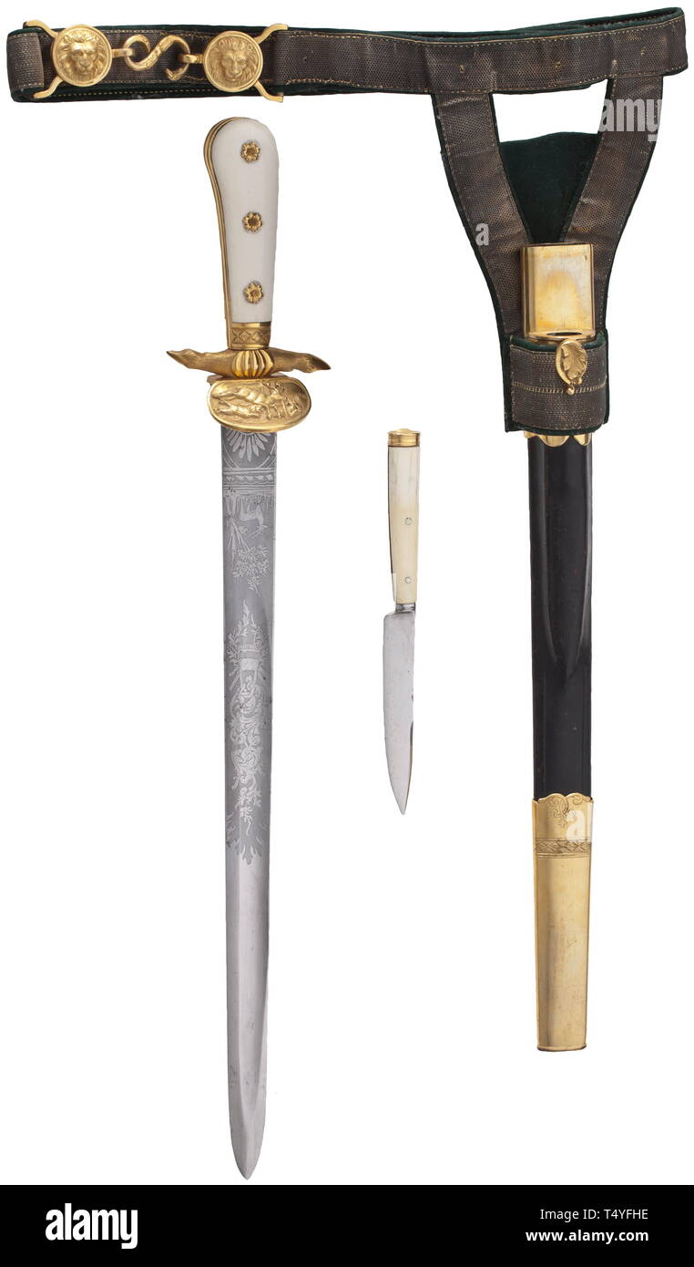 Una caccia appendiabiti con cinghia, Dresda, xix secolo. Entrambe le facce della singola lama a bordo fullered e inciso con motivi di caccia, il ricasso colpito con un marchio su un lato. Retro firmato "G. F. Dämme a Dresda'. Ottone dorato con impugnatura montata a vite impugnatura avorio bilance la quillons terminante in zoccoli, la piastra di protezione decorata con una caccia al cervo in rilievo. Rivestito in pelle sciabola di legno compreso da-coltello e ottone dorato monta. Lunghezza 54,5 cm. L'originale in pelle e argento sospensione brocade con frog dorate e testa di leone di chiusura. Bel set wi, Additional-Rights-Clearance-Info-Not-Available Foto Stock