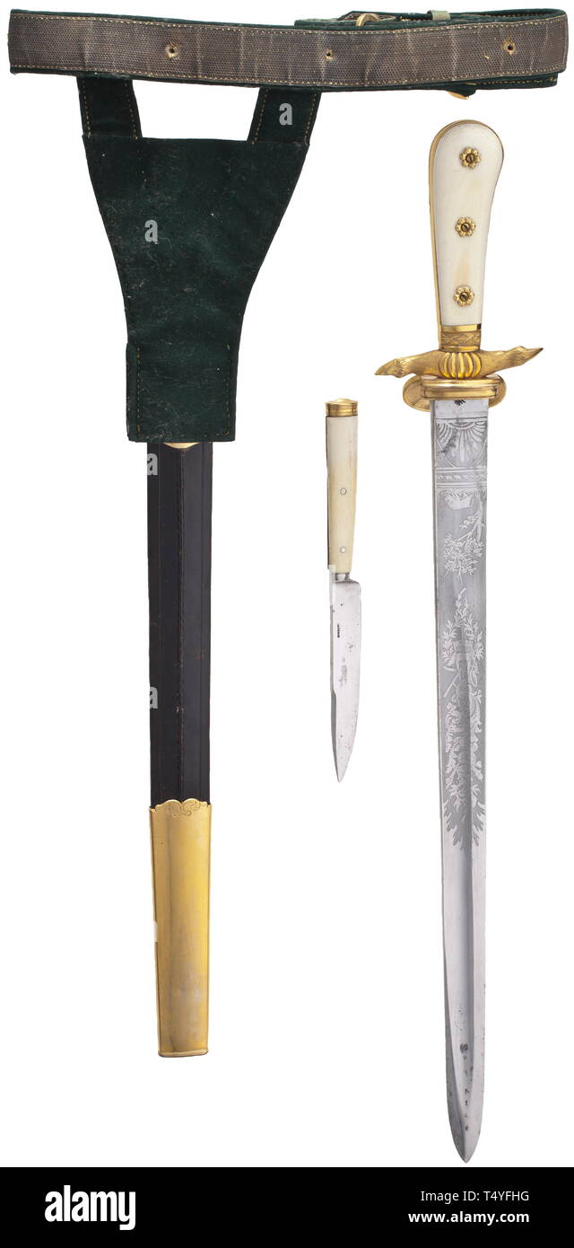 Una caccia appendiabiti con cinghia, Dresda, xix secolo. Entrambe le facce della singola lama a bordo fullered e inciso con motivi di caccia, il ricasso colpito con un marchio su un lato. Retro firmato "G. F. Dämme a Dresda'. Ottone dorato con impugnatura montata a vite impugnatura avorio bilance la quillons terminante in zoccoli, la piastra di protezione decorata con una caccia al cervo in rilievo. Rivestito in pelle sciabola di legno compreso da-coltello e ottone dorato monta. Lunghezza 54,5 cm. L'originale in pelle e argento sospensione brocade con frog dorate e testa di leone di chiusura. Bel set wi, Additional-Rights-Clearance-Info-Not-Available Foto Stock