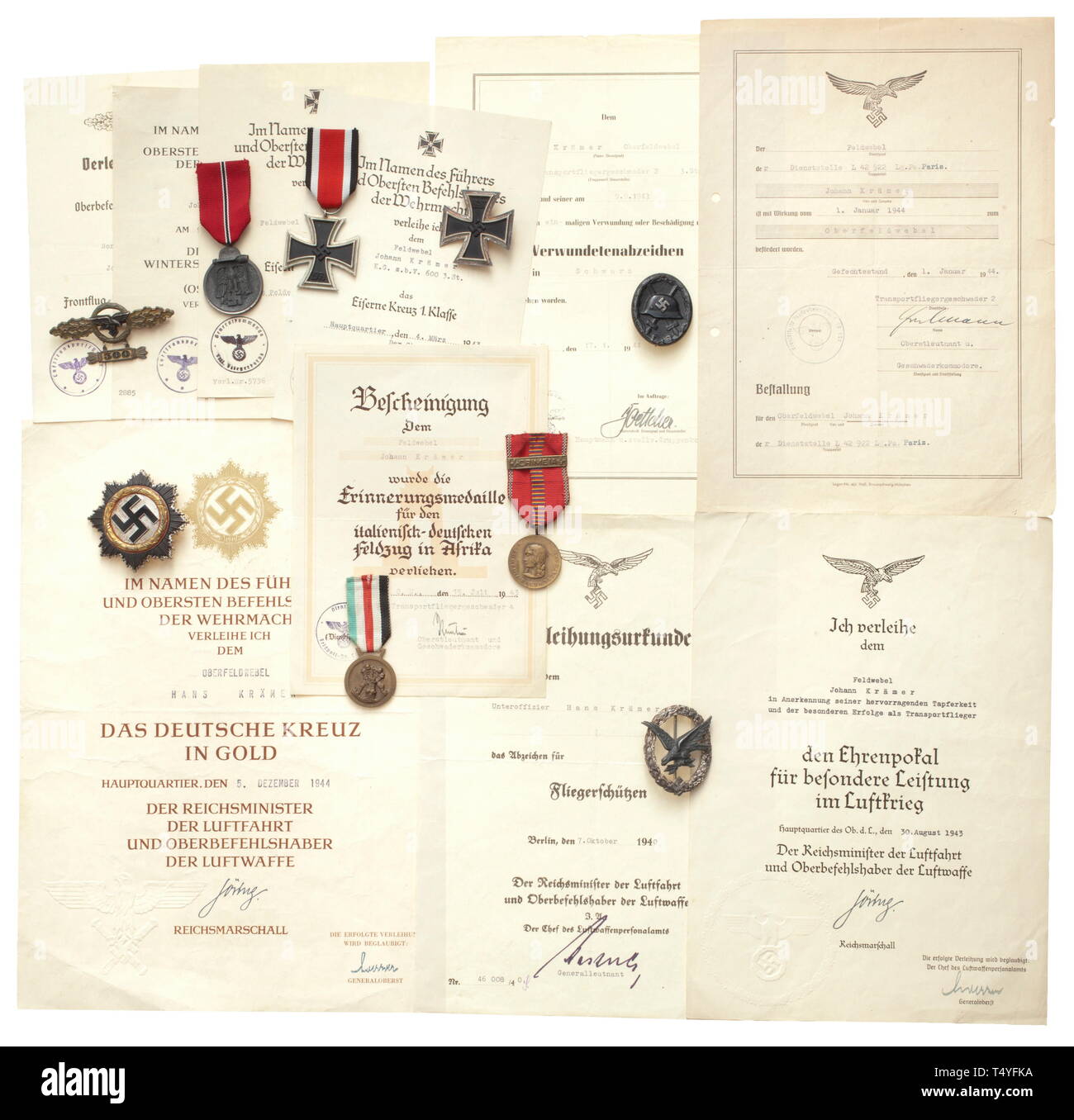 Premi e documenti di un volantino di trasporto. Una croce tedesca in oro, luce problema con quattro rivetti, il perno punzonati '20' sul lato inferiore e decorativo di grandi dimensioni documento (ripiegata, battuto) datata 5 dicembre 1944 con blind-stampigliato il maresciallo del Reich eagle. Anche un documento di aggiudicazione per il calice di onore per gli eccezionali risultati raggiunti nella guerra aerea datata 30 agosto 1943, e un documento di premio per lo squadrone Fermatura in oro per i trasporti volantini datata 15 giugno 1942. Sono inclusi un squadron Fermatura in ammenda problema di zinco (migrato) con "300", pendente nonché un ferro C, Additional-Rights-Clearance-Info-Not-Available Foto Stock