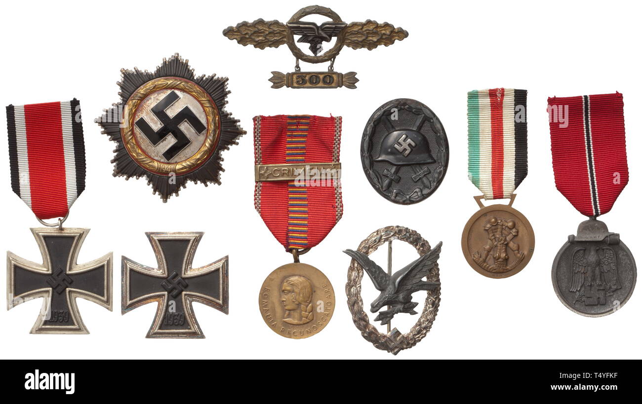 Premi e documenti di un volantino di trasporto. Una croce tedesca in oro, luce problema con quattro rivetti, il perno punzonati '20' sul lato inferiore e decorativo di grandi dimensioni documento (ripiegata, battuto) datata 5 dicembre 1944 con blind-stampigliato il maresciallo del Reich eagle. Anche un documento di aggiudicazione per il calice di onore per gli eccezionali risultati raggiunti nella guerra aerea datata 30 agosto 1943, e un documento di premio per lo squadrone Fermatura in oro per i trasporti volantini datata 15 giugno 1942. Sono inclusi un squadron Fermatura in ammenda problema di zinco (migrato) con "300", pendente nonché un ferro C, Additional-Rights-Clearance-Info-Not-Available Foto Stock