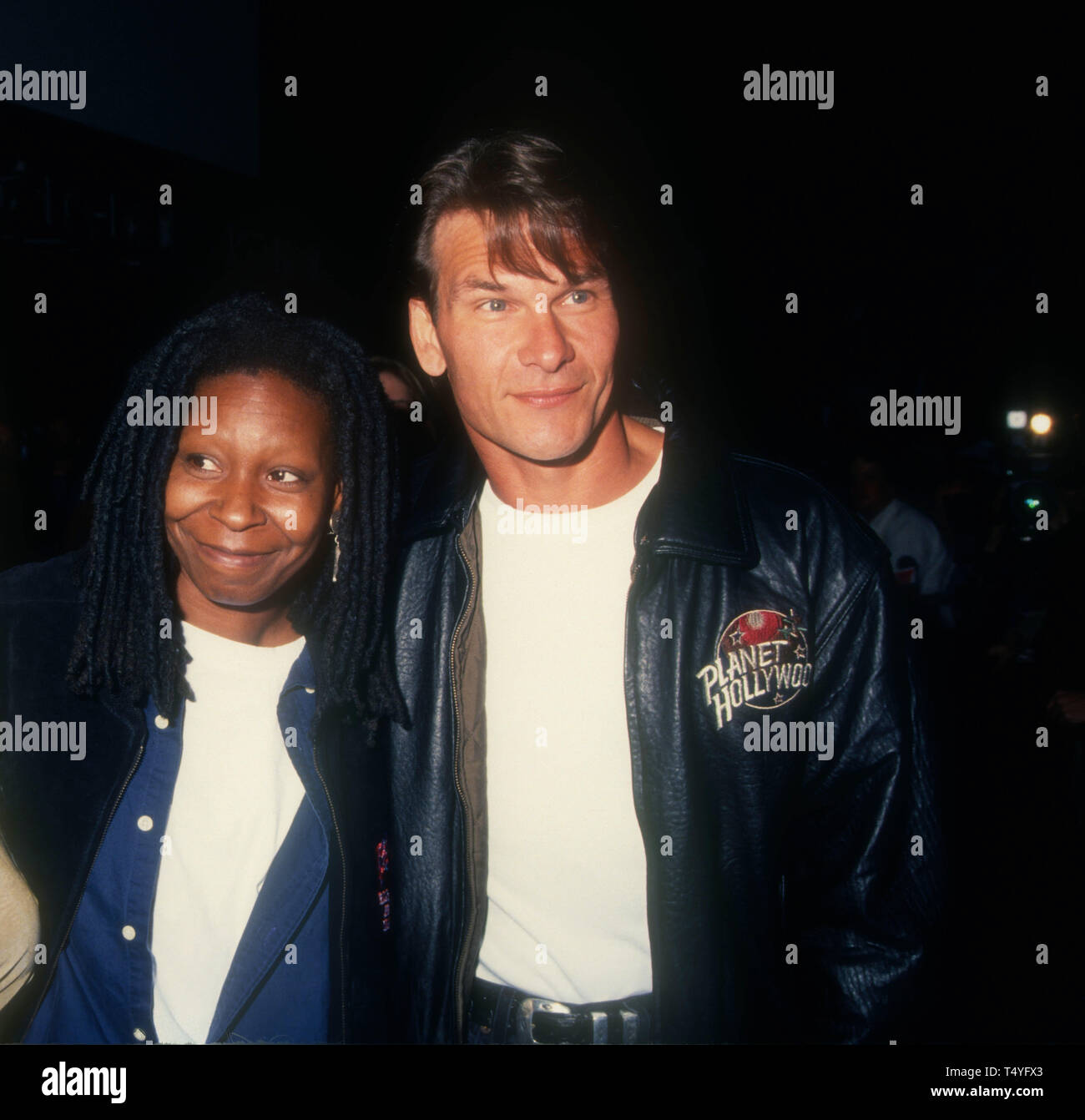 Phoenix, Arizona, Stati Uniti d'America 27 marzo 1994 Attrice Whoopi Goldeberg e attore Patrick Swayze frequentare la grande apertura di Planet Hollywood Phoenix il Marzo 27, 1994 a Phoenix, Arizona, Stati Uniti. Foto di Barry re/Alamy Stock Photo Foto Stock