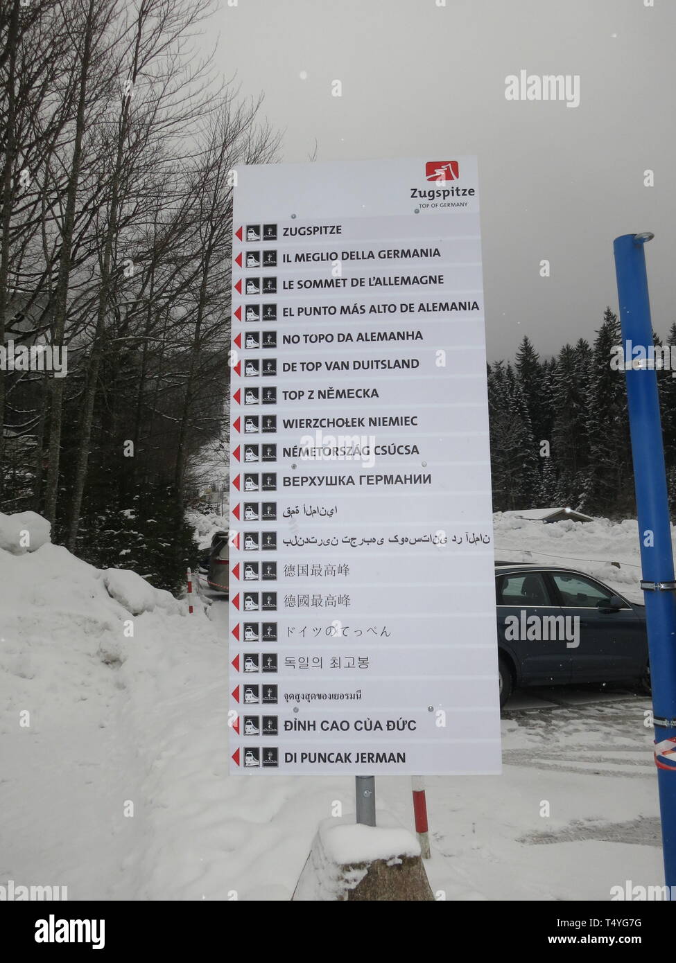 Wegweiser zur Zugspitz-Bahn nel 19 Sprachen Foto Stock