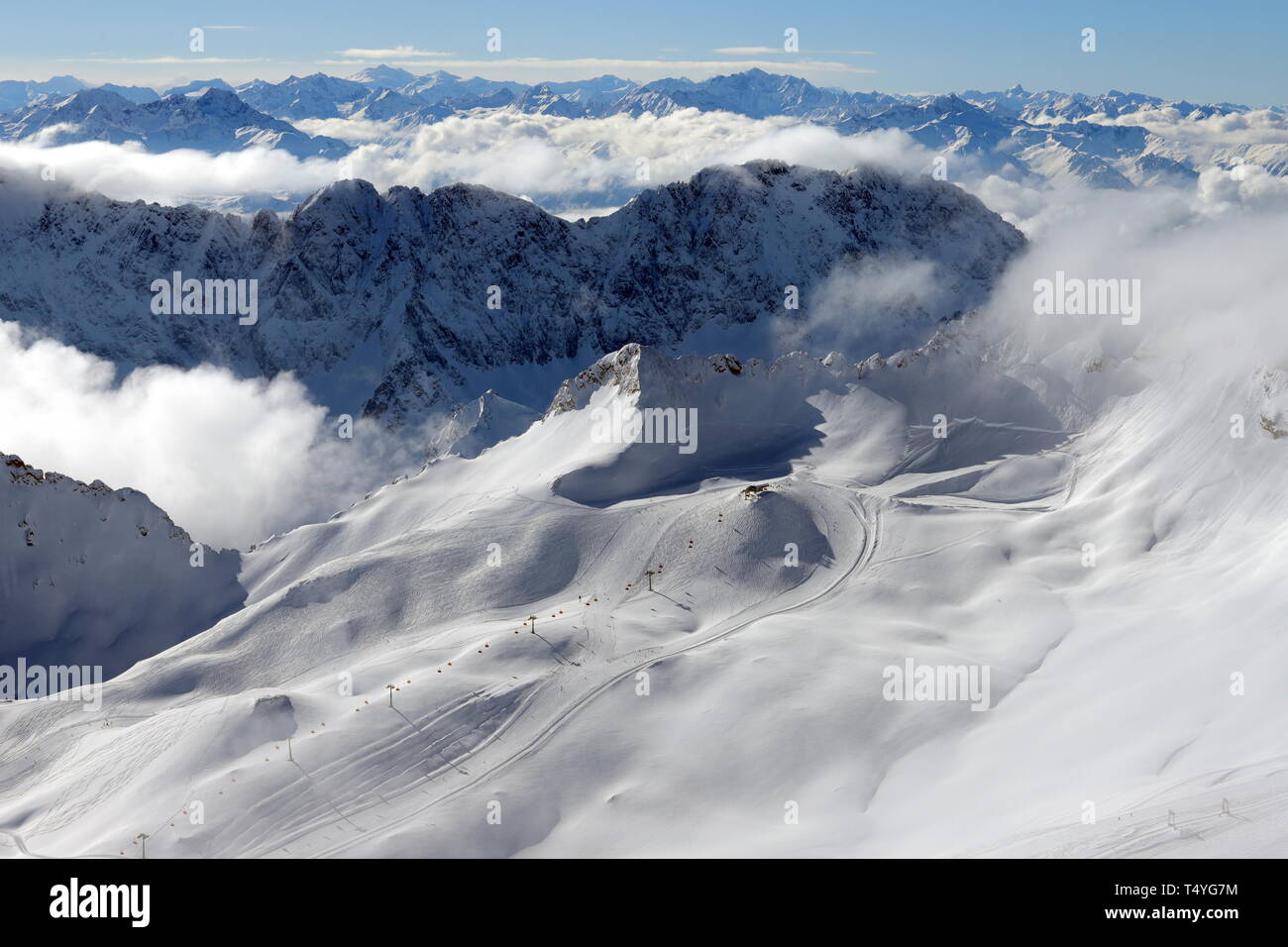 Zugspitze - Blick von der Zugspitze nach Südwesten in die Alpen. Im Bereich und Verkauf von Dienstleistungen im Bereich Foto Stock
