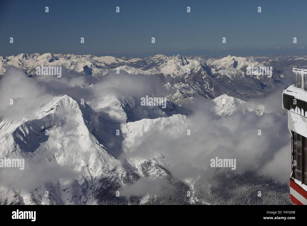 Zugspitze: Grandoses winterliches Alpenpanorama mit sehr guter Fernsicht. Wenige Wolken verdecken ein paar Gipfel. Blickrichtung Südwesten Foto Stock