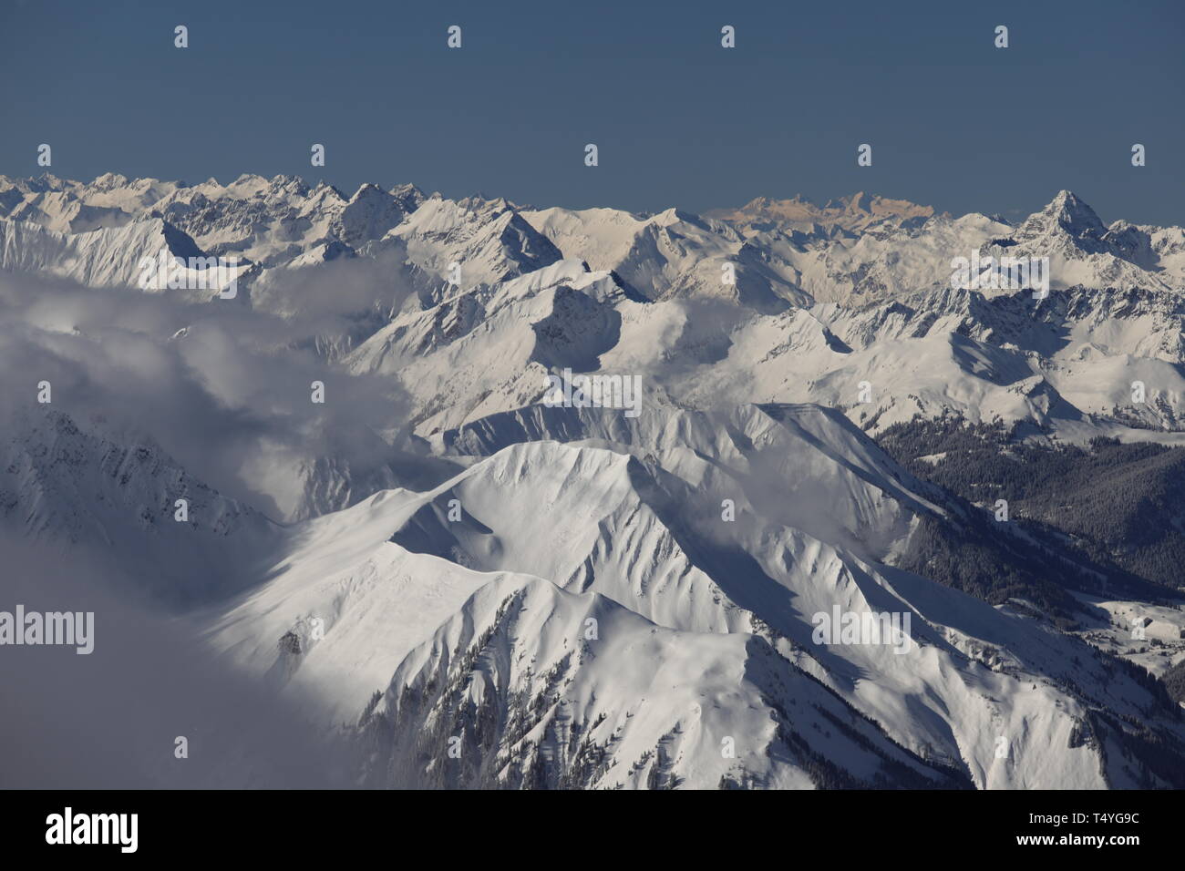 Zugspitze: Winterliches Alpenpanorama mit sehr guter Fernsicht. Blickrichtung Westen. Links konturieren ein paar Schleierwolken die Berglandschaft. Foto Stock