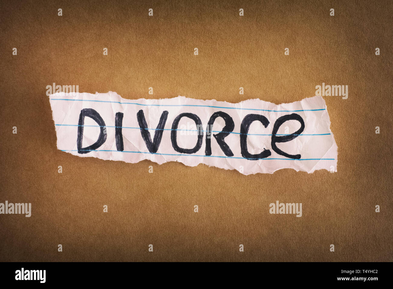 Il divorzio. Crumpled pezzo di carta con la parola divorzio su carta marrone dello sfondo. Close up. Foto Stock
