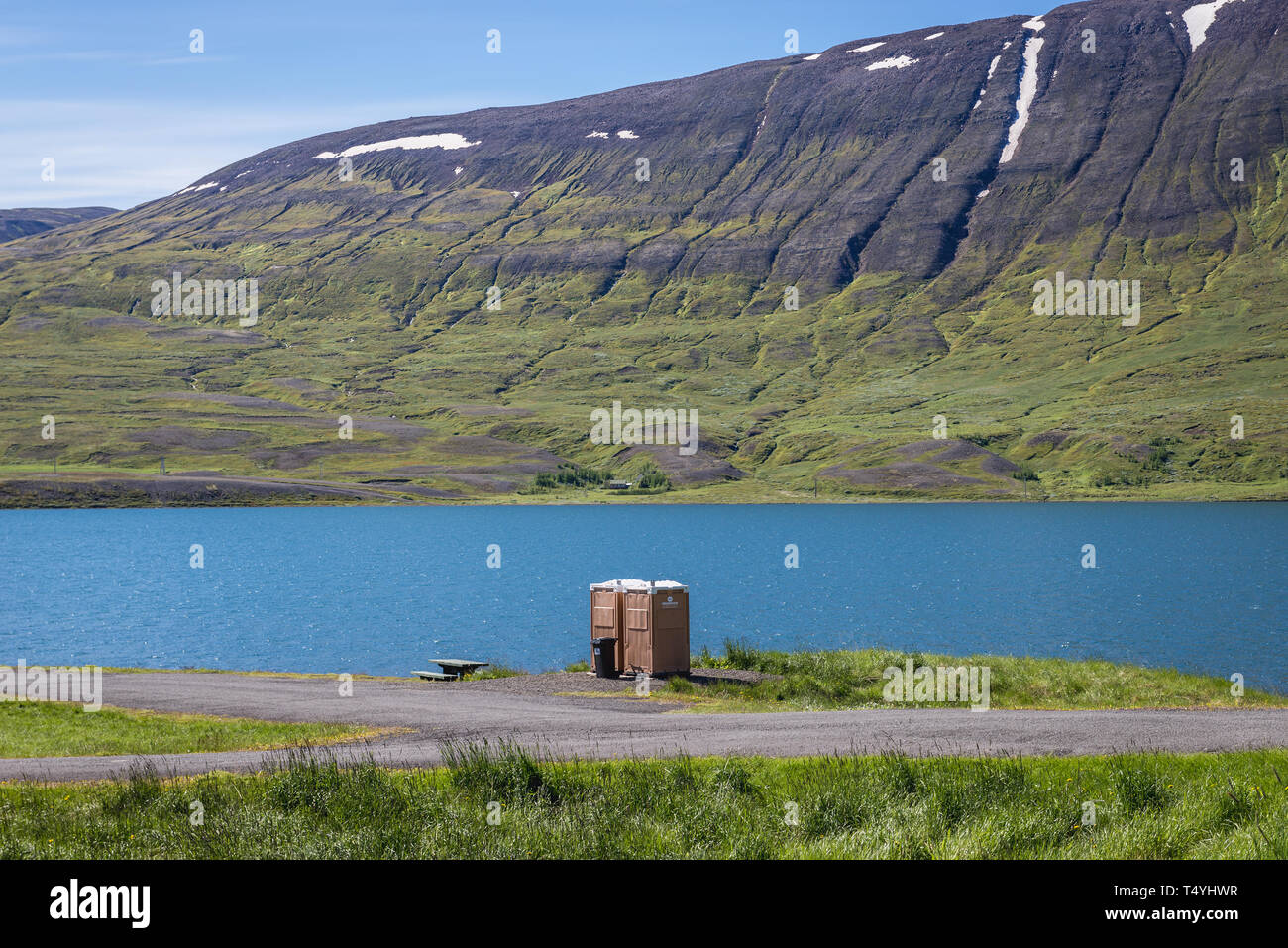Servizi igienici su aparking oltre Ljosavatn lago chiamato Mirror Lake nel nord dell'Islanda Foto Stock
