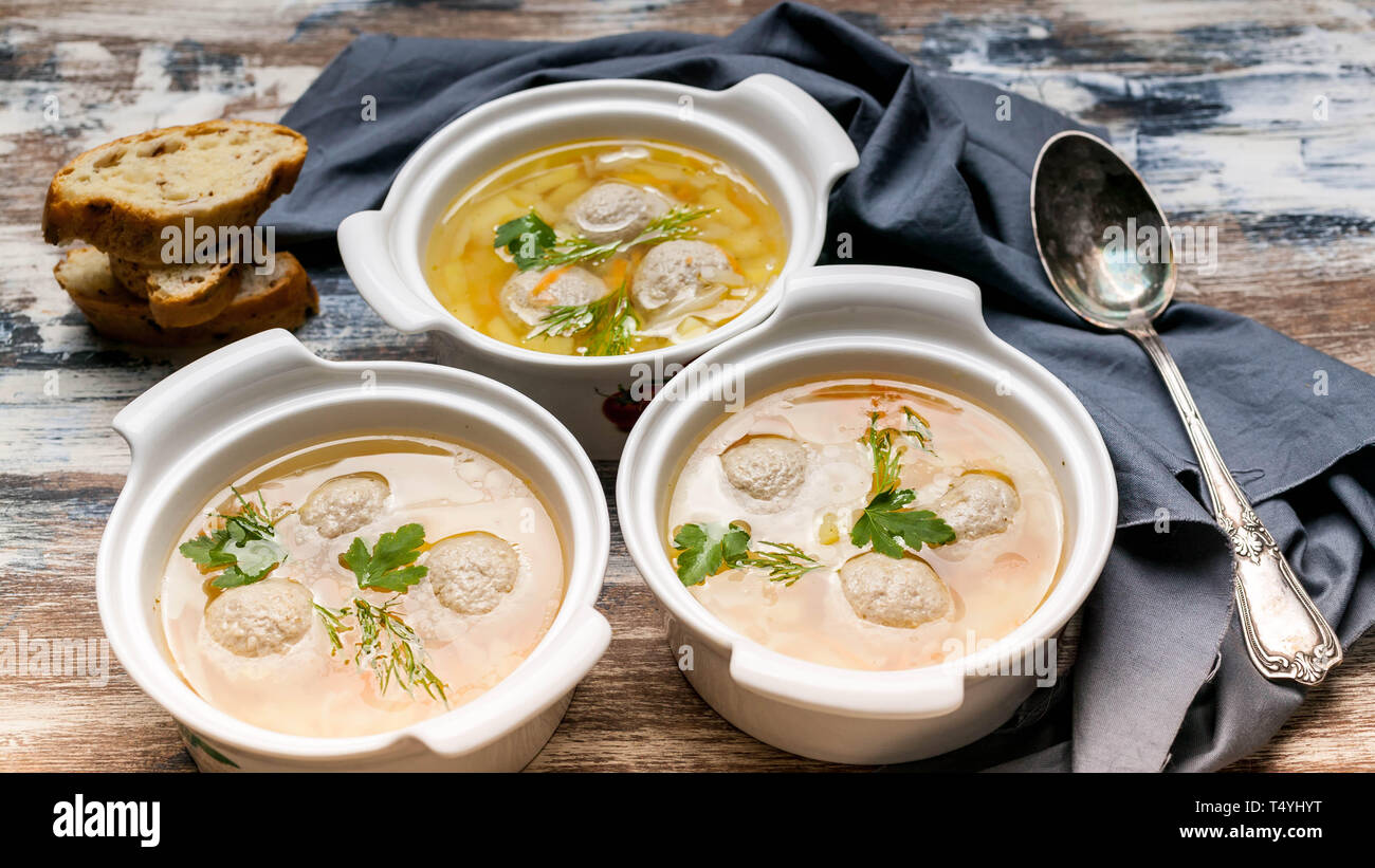 Tre piastre di zuppa di verdure con polpette di carne. Cavolo, patate, carote e polpette di carne. Foto Stock