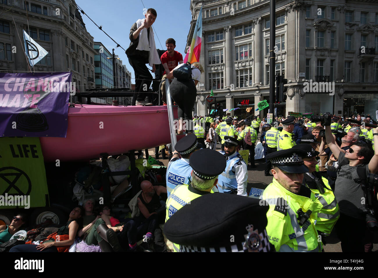 L'attrice Emma Thompson (centro) si stacca la ribellione di estinzione barca dopo la giunzione dei dimostranti a Oxford Circus a Londra. Foto Stock