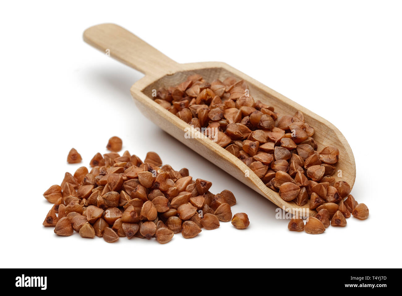 L Einkorn frumento in cucchiaio di legno isolato su sfondo bianco Foto Stock