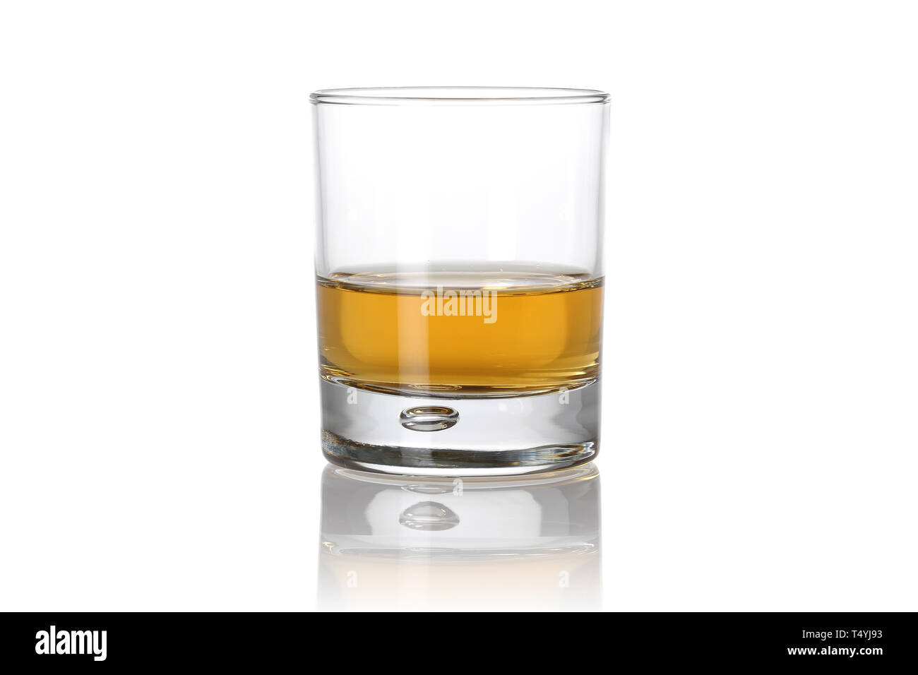 Un bicchiere di whiskey isolati su sfondo bianco Foto Stock