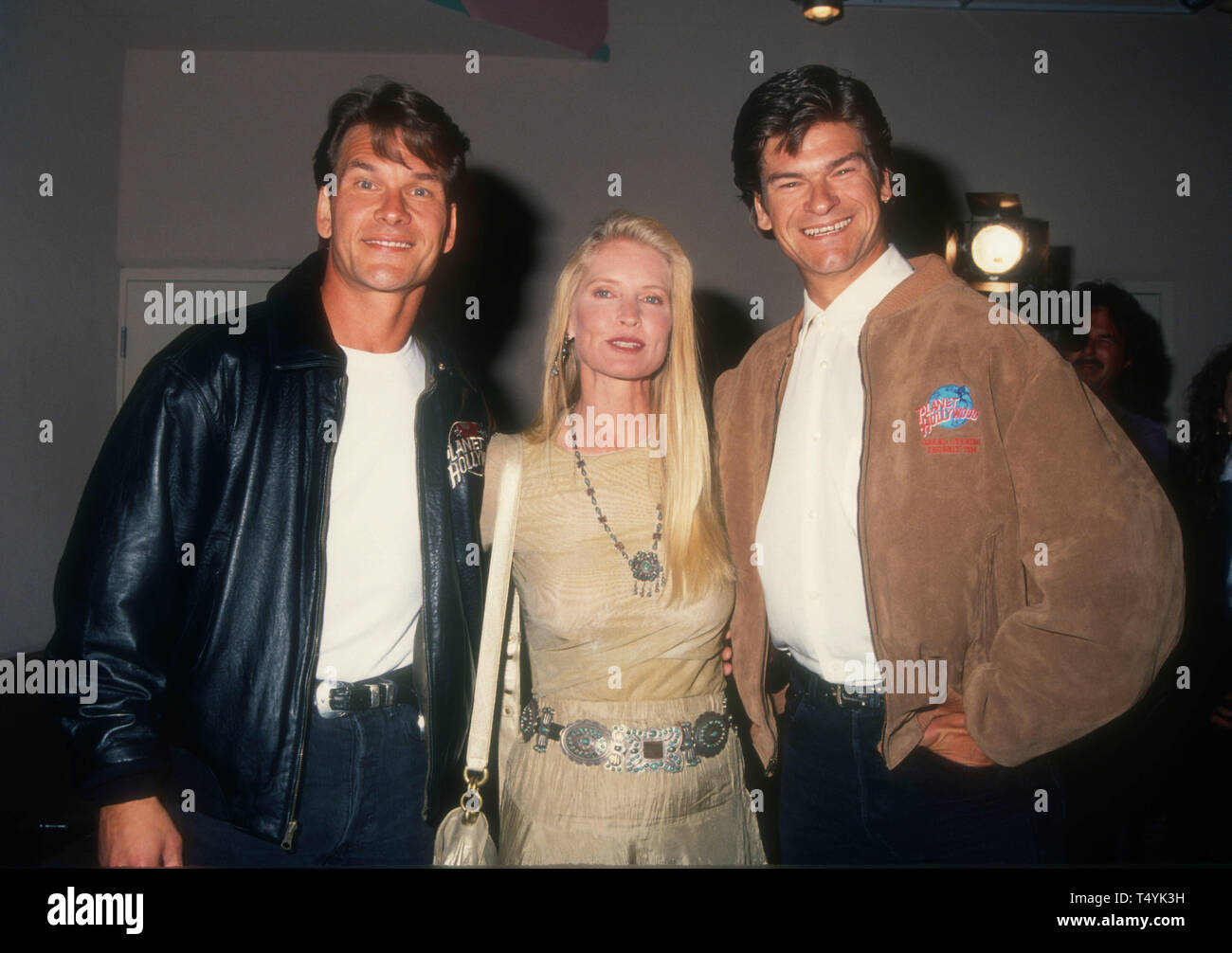 Phoenix, Arizona, Stati Uniti d'America 27 marzo 1994 attore Patrick Swayze, scrittore moglie Lisa Niemi e suo fratello Don Swayze frequentare la grande apertura di Planet Hollywood Phoenix il Marzo 27, 1994 a Phoenix, Arizona, Stati Uniti. Foto di Barry re/Alamy Stock Photo Foto Stock