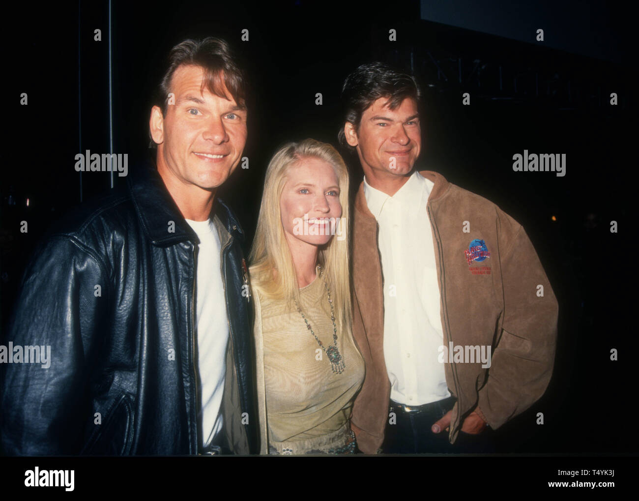Phoenix, Arizona, Stati Uniti d'America 27 marzo 1994 attore Patrick Swayze, scrittore moglie Lisa Niemi e suo fratello Don Swayze frequentare la grande apertura di Planet Hollywood Phoenix il Marzo 27, 1994 a Phoenix, Arizona, Stati Uniti. Foto di Barry re/Alamy Stock Photo Foto Stock