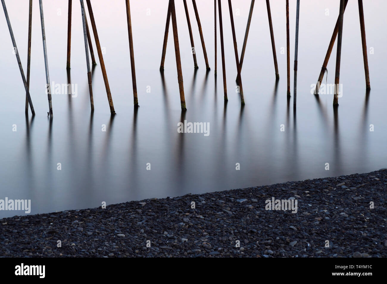 Aspetto astratto del metallo arrugginito tubi sono sulla superficie del mare Foto Stock