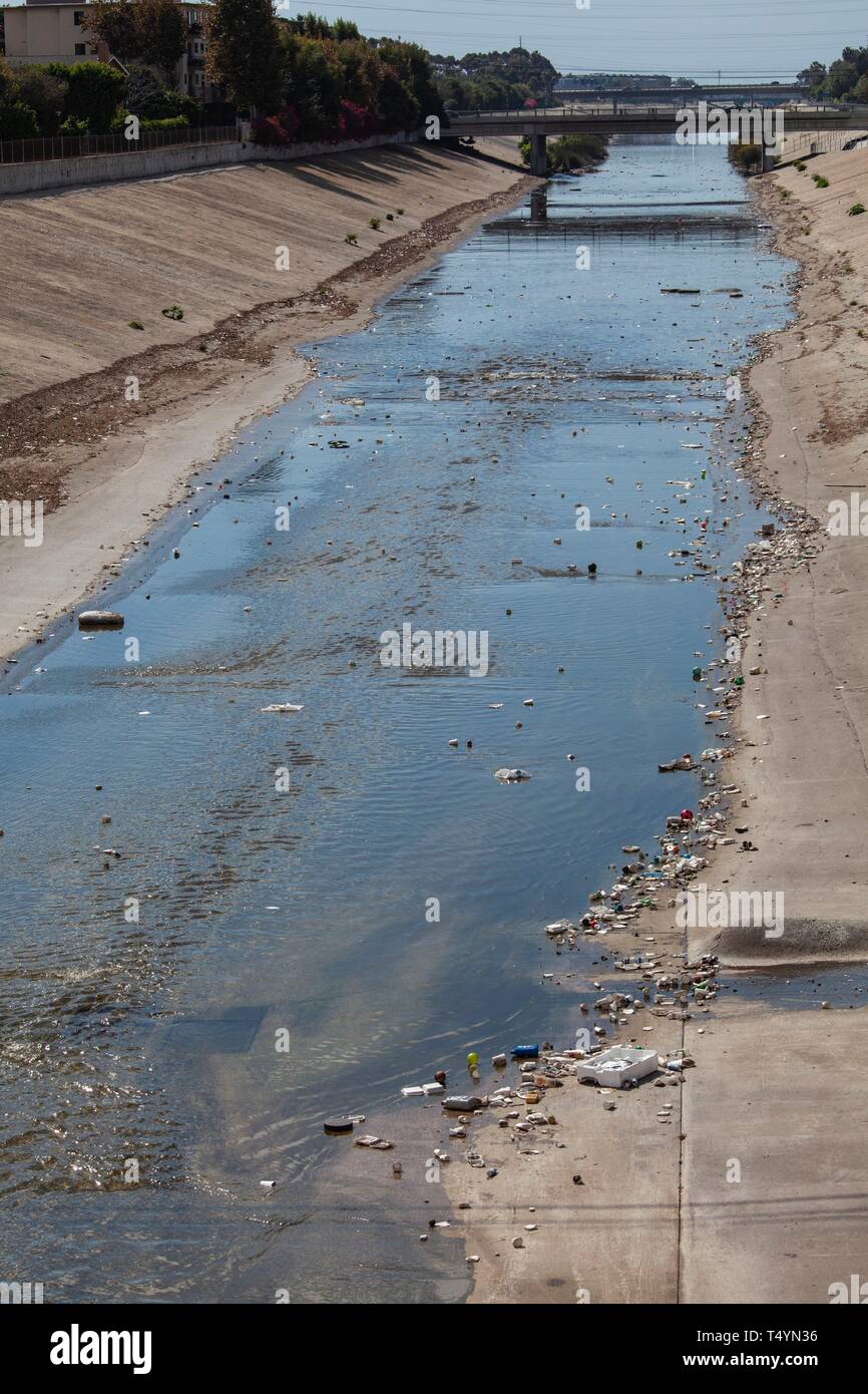 Il cestino e plastica in Ballona Creek Foto Stock
