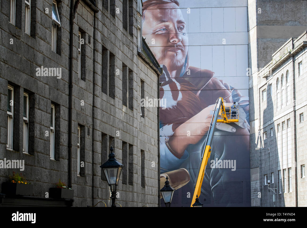 L'artista di strada Sam Bates, aka sorrisetto, crea un nuovo murale per quest'anno Nuart Festival di Aberdeen. Foto Stock