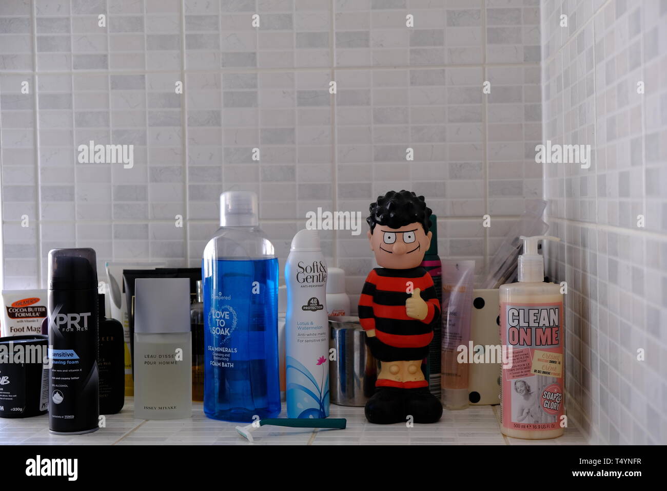 Bubble Bath modello di Dennis la minaccia sulla mensola per bagno Foto Stock