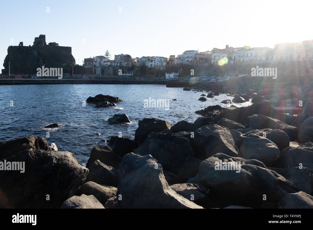 Sicilia, Italia - 19 Gennaio 2016: una bella vista dalla baia di Aci Castello. Foto Stock