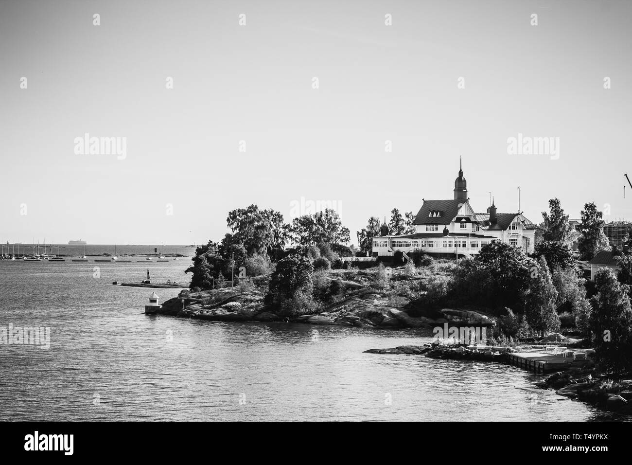 Isola con casa cottage o villa sulle isole di Svezia in b w Foto Stock