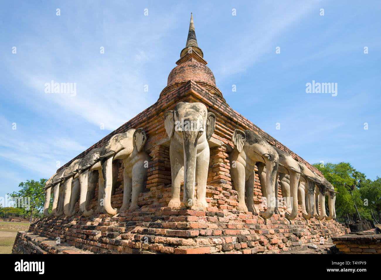 Stupa del tempio Buddista Wat Sorasak close-up in una giornata di sole. Sukhothai, Thailandia Foto Stock