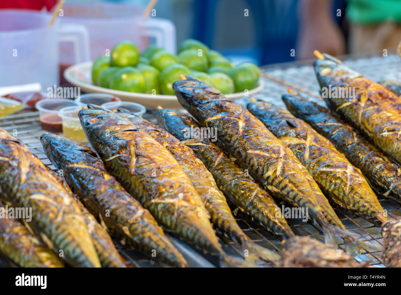 Cucinato al momento grigliate di pesce e di sgombro in un mercato thailandese in Thailandia la vendita di cibo di strada. Foto Stock