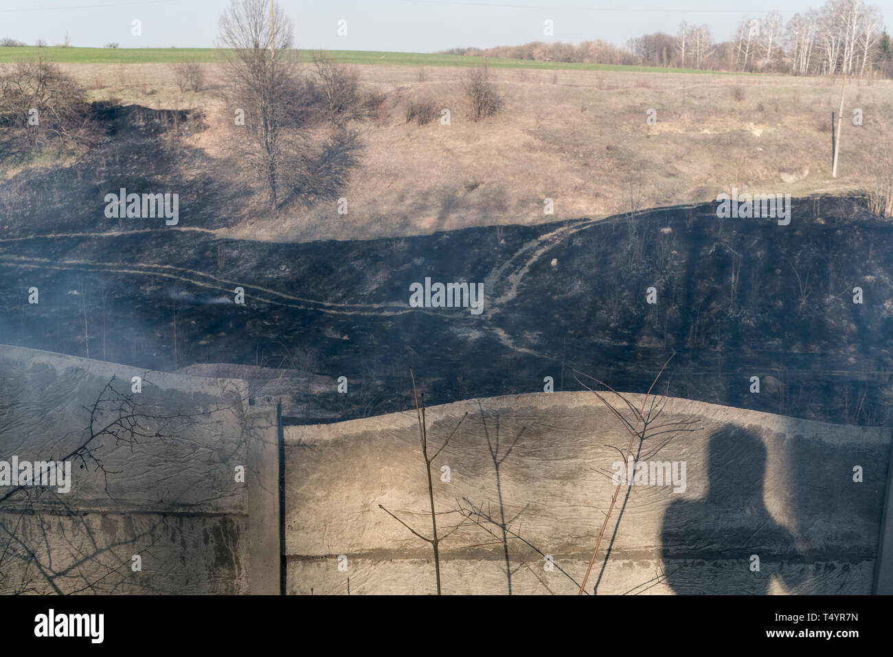 Wildfire, tracce di fuoco in un prato in una valle Foto Stock