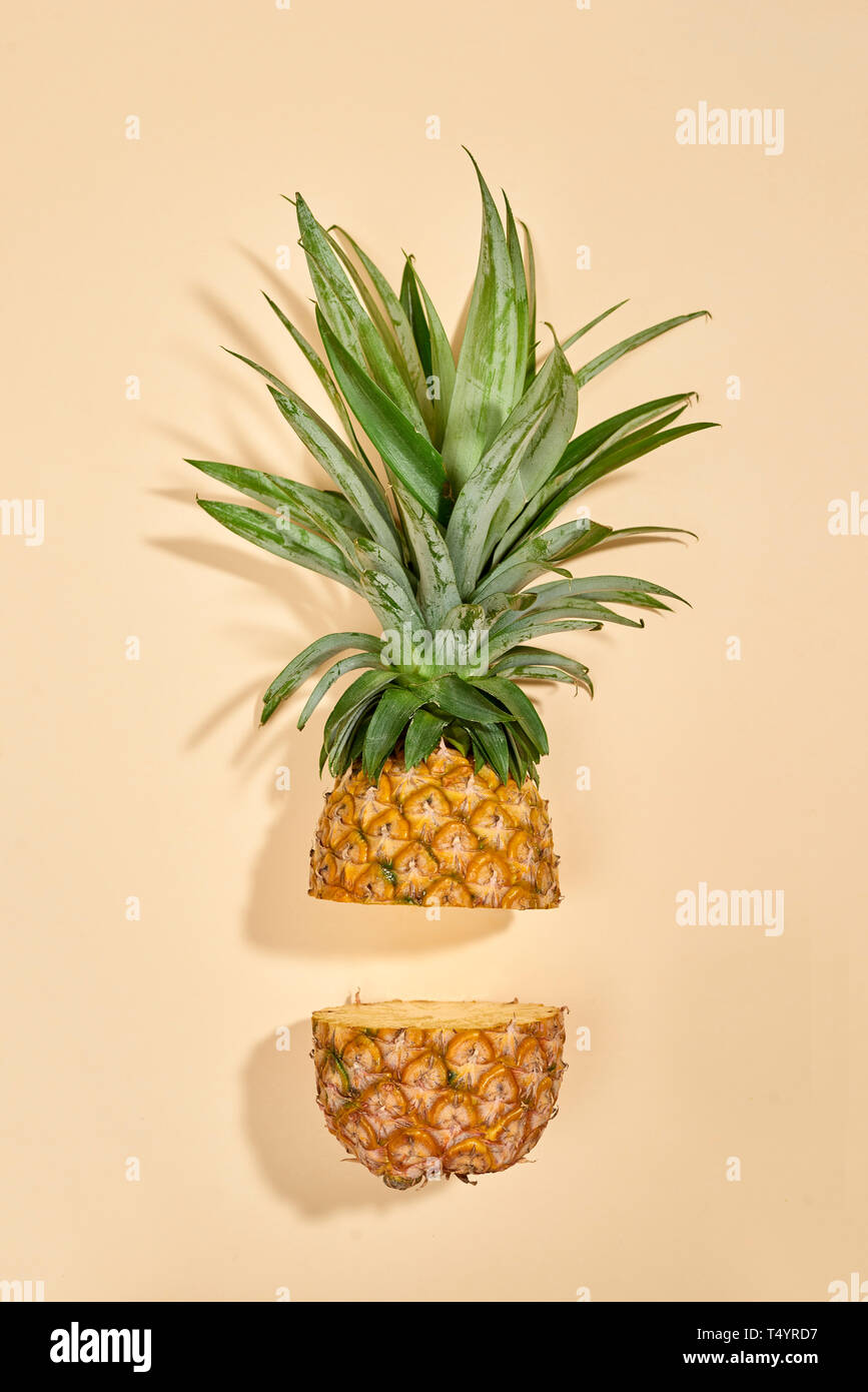 Ananas a fette isolati su sfondo bianco. Vista dall'alto. Foto Stock