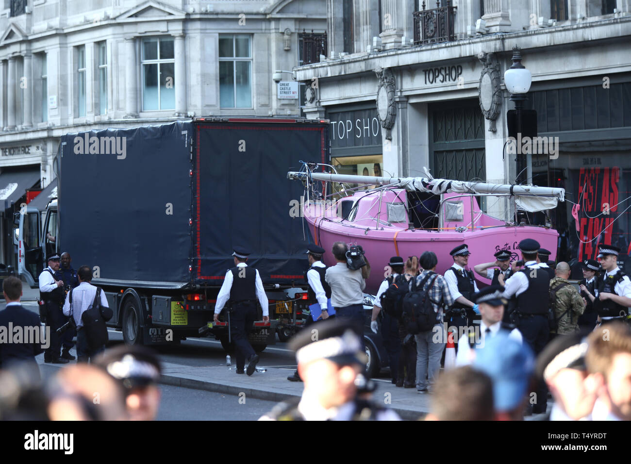La Ribellione di estinzione barca è trainato dalla polizia come proteste continuano a Oxford Circus a Londra. Foto Stock