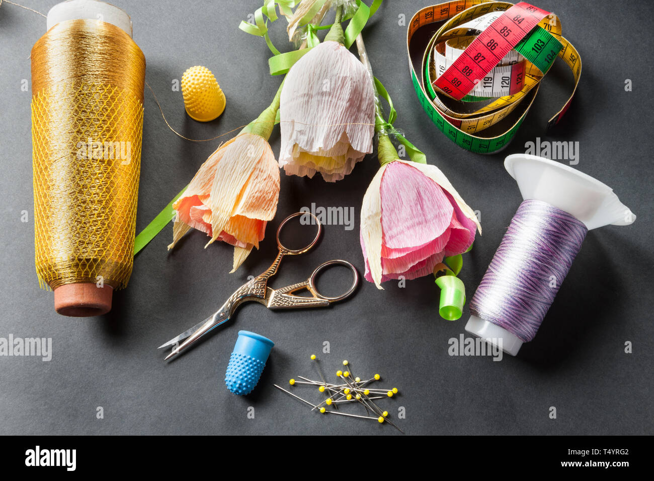 Strumenti per cucire Filato con forbici e fiori di carta Foto Stock