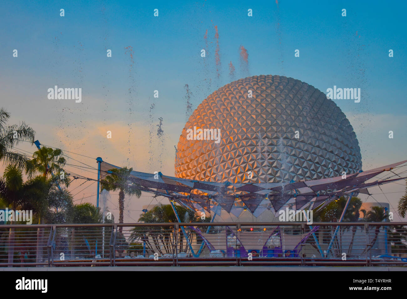 Orlando, Florida. Marzo 19, 2019. Fontana e astronave Terra attrazione di Epcot sulla luce blu sullo sfondo del cielo a Walt Disney World . Foto Stock