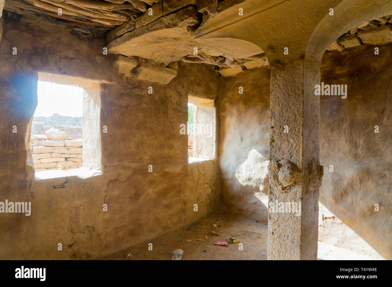 All'interno di una rovina la costruzione di pietra in Kumbalgarh, Jaisalmer, Rajasthan, India. Questa famosa destinazione turistica è detto di essere ossessionato e un pauroso herit Foto Stock