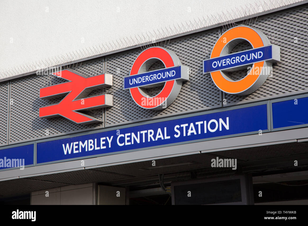 La stazione centrale di Wembley, close up di segni al di sopra di ingresso alla metropolitana, Overground e rail station su High Road, Wembley Foto Stock