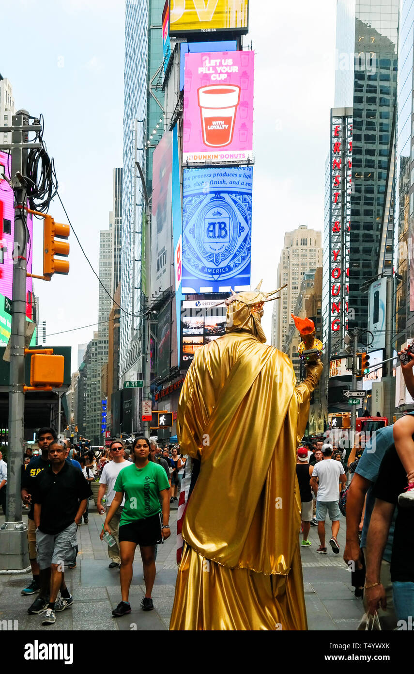 La città di New York, New York, Stati Uniti d'America 2016-05-29: vista posteriore di staue di liberty impersonator su strada affollata a Times Square Foto Stock