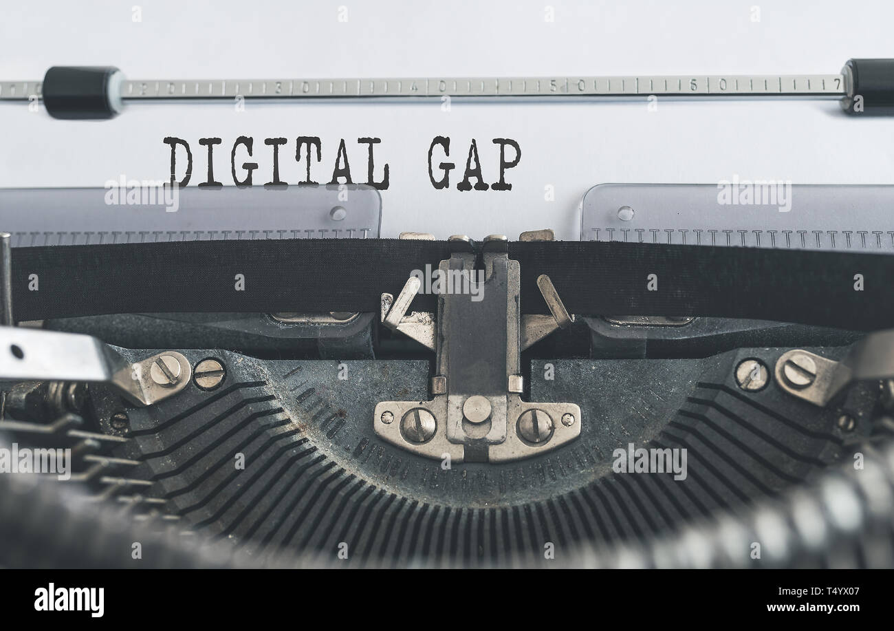 Close-up di parole gap digitale scritto su una vecchia macchina da scrivere manuale Foto Stock