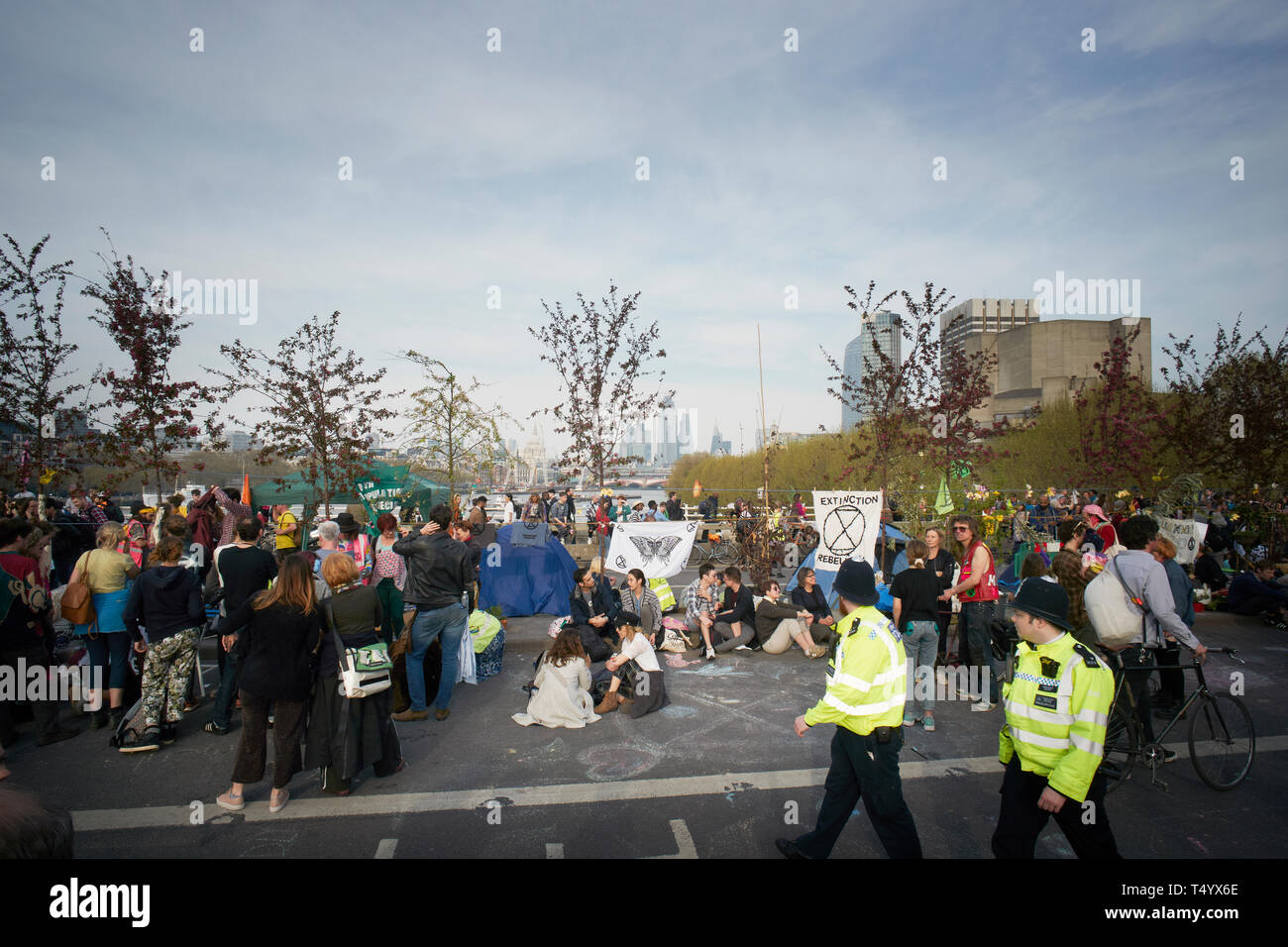 La Ribellione di estinzione occupazione di Waterloo Bridge di Londra, Regno Unito, il 18 aprile 2019. Foto Stock