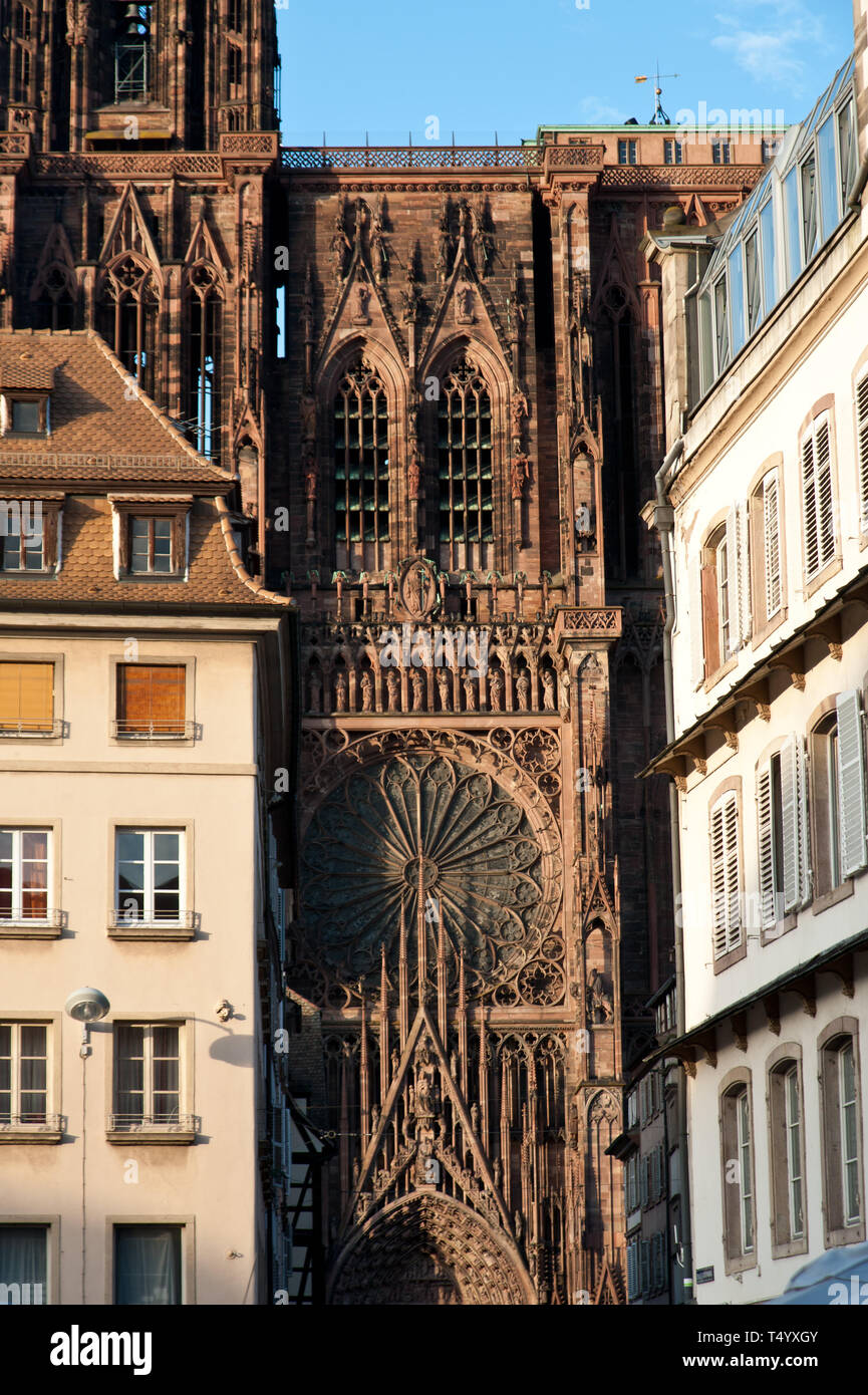 Das Liebfrauenmünster zu Straßburg (französisch Cathédrale Notre-dame de Strasbourg) ist ein römisch-del katholisches Gotteshaus und gehört zu den bedeute Foto Stock