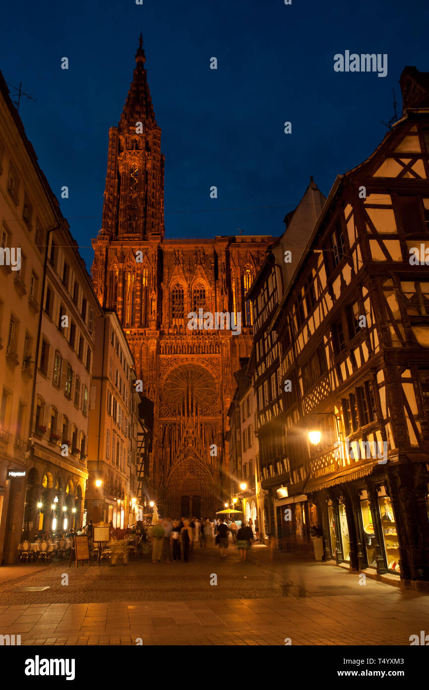 Das Liebfrauenmünster zu Straßburg ist ein römisch-del katholisches Gotteshaus und gehört zu den bedeutendsten Kathedralen der Europäischen Architekturges Foto Stock