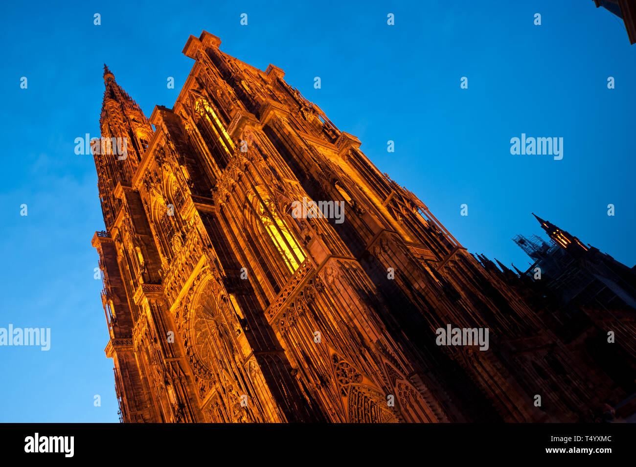 Das Liebfrauenmünster zu Straßburg ist ein römisch-del katholisches Gotteshaus und gehört zu den bedeutendsten Kathedralen der Europäischen Architekturges Foto Stock